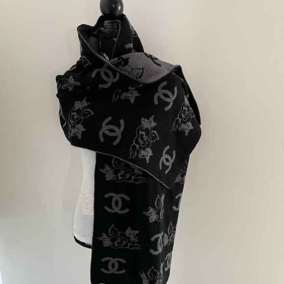 CHANEL 100% CASHMERE SCARF WITH CC LOGO AND CLASSIC FLOWERS ❤️❣️ - Picture 4 of 10